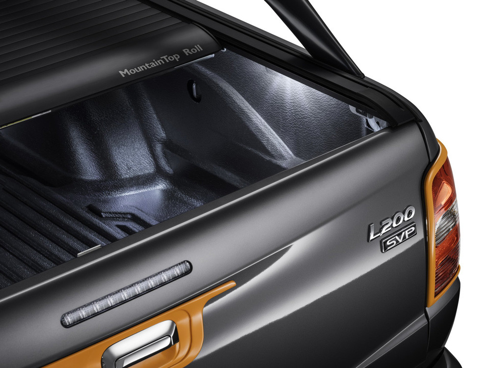 ... ,thùng sau có đèn và nắp chắn bản lề lò xo đóng mở cực êm.