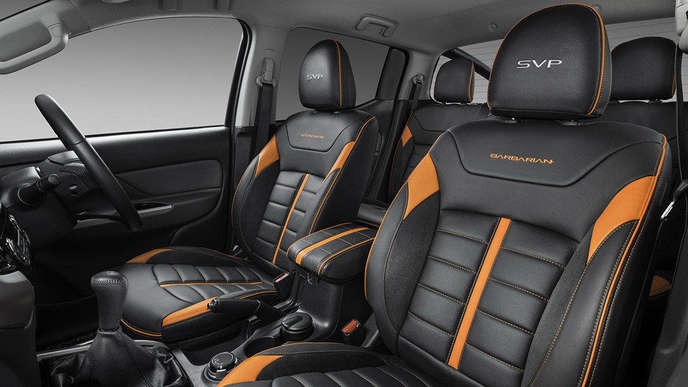 Ghế da sáu múi lạ mắt. Siêu phẩm Mitsubishi L200 Barbarian SVP II được trang bị động cơ dầu diesel tăng áp 2,4 lít 177 mã lực của Mitsubishi kết hợp với hệ thống lái Super Select 4WD. Hệ truyền động này được làm tròn với hộp số sàn 6 cấp hoặc số tự động 5 cấp với lẫy chuyển số trên vô lăng. Nguồn ảnh: autoexpress.co.uk.