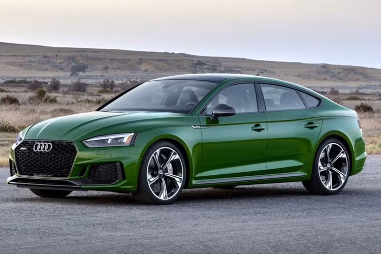 Audi RS5 Sportback 2019 được đánh giá là nhanh hơn và mạnh hơn so với nhiều bản mới của Audi. Xe gây thu hút bởi thiết kế ngoại hình sắc nét, hiện đại. Điểm nhấn đập vào mắt đầu tiên của xe có lẽ nằm ở màu sơn xanh ngọc lục bảo độc lạ. Cùng với đó hãng cũng cung cấp nhiều màu sắc đa dạng khác cho người tiêu dùng lựa chọn.