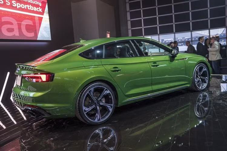 ... bộ khuếch tán/hệ thống xả dành riêng cho dòng RS, ống pô hình oval cùng cánh gió đuôi cố định.