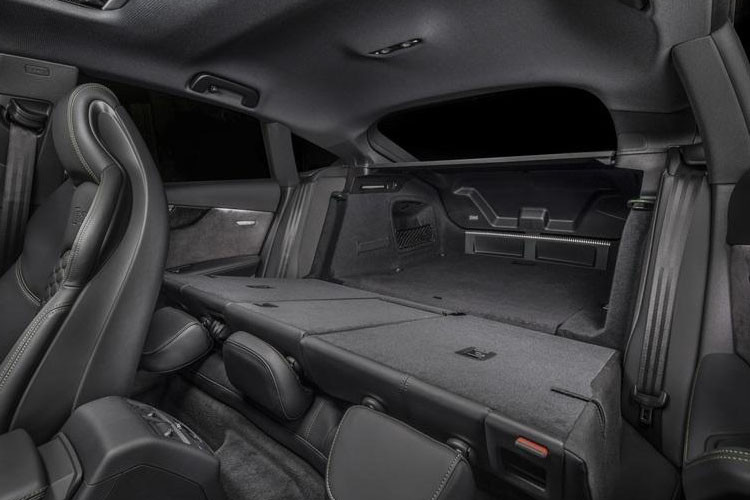 Khoang hành lý có thể tích 480 lít. Khi gập ghế sau xuống theo tỷ lệ 40:20:40, thể tích khoang hành lý có thể tăng lên 1.300 lít.