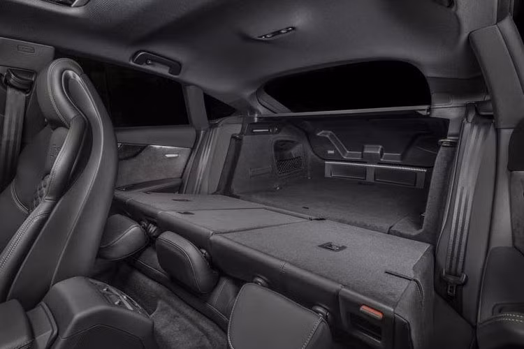 Khoang hành lý có thể tích 480 lít. Khi gập ghế sau xuống theo tỷ lệ 40:20:40, thể tích khoang hành lý có thể tăng lên 1.300 lít.