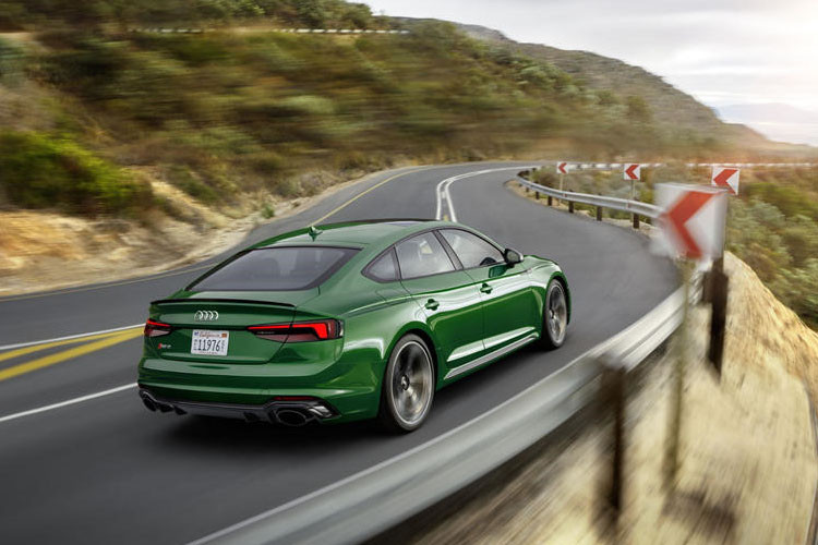 Audi RS5 Sportback 2019 được trang bị động cơ tăng áp kép TFSI V6, dung tích 2,9 lít có công suất tối đa 444 mã lực và mô-men xoắn cực đại 600 Nm. Động cơ này giúp Audi RS5 Sportback chỉ mất 3,9 giây để đạt được vận tốc 100 km/h từ vị trí đứng yên trước khi đạt tốc độ tối đa 280 km/h.