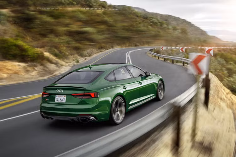 Audi RS5 Sportback 2019 được trang bị động cơ tăng áp kép TFSI V6, dung tích 2,9 lít có công suất tối đa 444 mã lực và mô-men xoắn cực đại 600 Nm. Động cơ này giúp Audi RS5 Sportback chỉ mất 3,9 giây để đạt được vận tốc 100 km/h từ vị trí đứng yên trước khi đạt tốc độ tối đa 280 km/h.