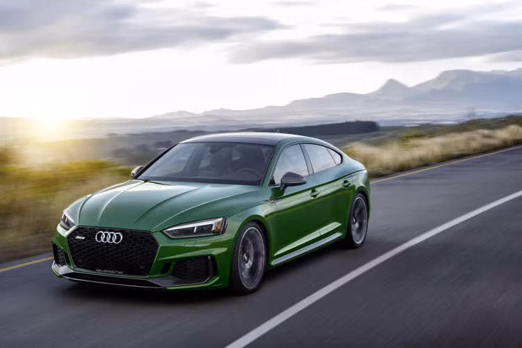 Mẫu coupe thể thao 5 cửa hiệu suất cao Audi RS5 Sportback 2019 sẽ được bán ở Mỹ vào cuối năm nay với giá khởi điểm 72.400 USD (gần 1,7 tỷ đồng). Mức giá này chênh lệch khá cáo so với "người anh em" 5 cửa của RS5 Coupe đến 4.200 USD.