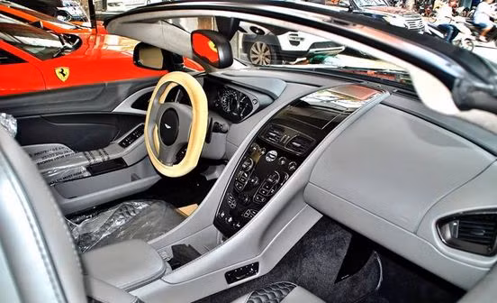 Nội thất của chiếc siêu xe "hàng hiếm" Aston Martin Vanquish mui trần độc nhất Việt Nam có màu xám-đen. Mẫu siêu xe Anh quốc này có thiết kế theo kiểu Coupe 2+2 nên 2 hàng ghế sau khá chật chỉ phù hợp cho trẻ em hoặc làm thêm chỗ chứa đồ.