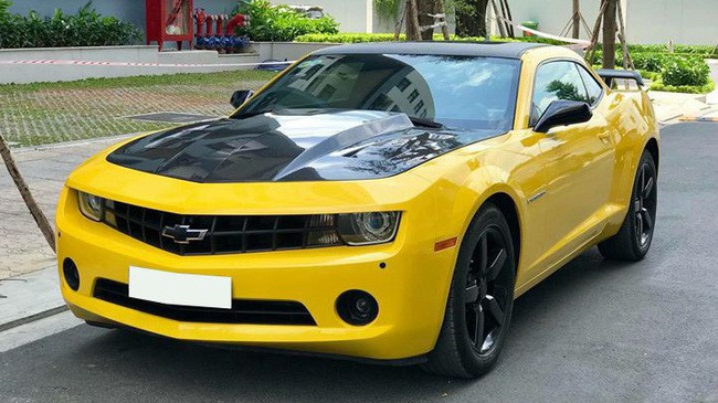 Chevrolet Camaro 2011 được trang bị khối động cơ V6 3.6L sản sinh công suất tối đa 312 mã lực, mô-men xoắn cực đại 377 Nm. Hộp số tự động 6 cấp. Hiện tại, phiên bản mới nhất của mẫu xe này tại thị trường Việt Nam được bán ra theo diện không chính hãng khoảng hơn 3 tỷ đồng.
