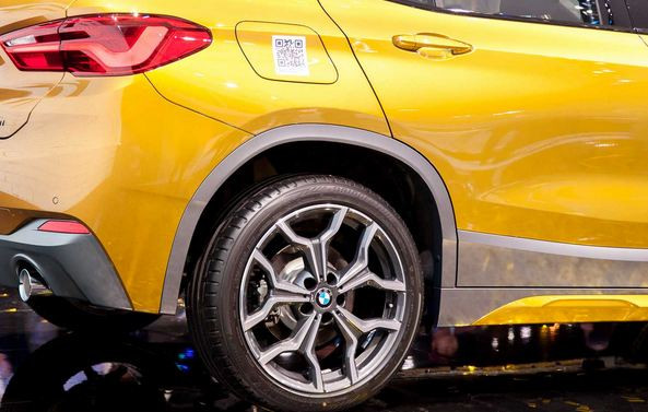 BMW X2 được trang bị bộ mâm hợp kim đa chấu kích thước 19 inch (Style 715M).