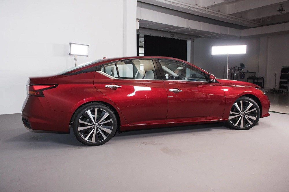 Thân xe với đường gân sắc sảo chạy từ đầu đến đuôi xe, nằm bên dưới đường viền cửa sổ. Cùng với đó, đầu xe nằm thấp hơn hẳn. Altima 2019 dài hơn 25,4 mm, rộng hơn 22,9 mm và thấp hơn 27,9 mm so với trước.