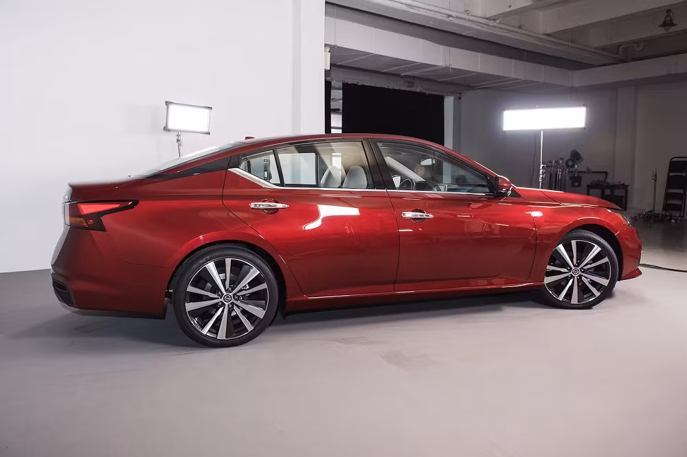 Thân xe với đường gân sắc sảo chạy từ đầu đến đuôi xe, nằm bên dưới đường viền cửa sổ. Cùng với đó, đầu xe nằm thấp hơn hẳn. Altima 2019 dài hơn 25,4 mm, rộng hơn 22,9 mm và thấp hơn 27,9 mm so với trước.