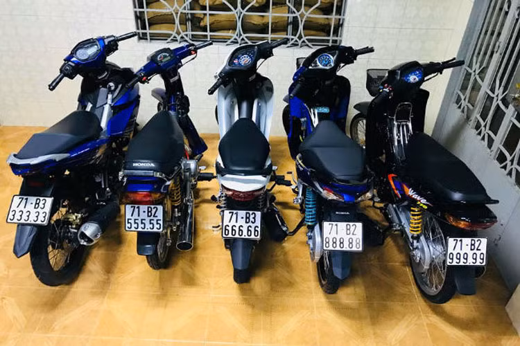 Được biết, tay chơi tại Bến Tre này sở hữu đến 5 chiếc xe máy biển khủng bao gồm các mẫu xe máy Honda Dream và Wave "tứ quý" từ 3 đến 9 cực khủng.