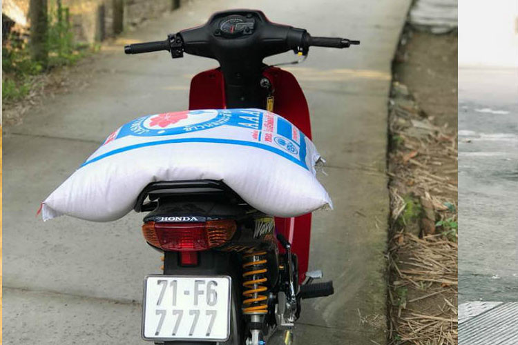 Dân chơi này còn sở hữu cả chiếc Honda Wave biển tứ quý 7.