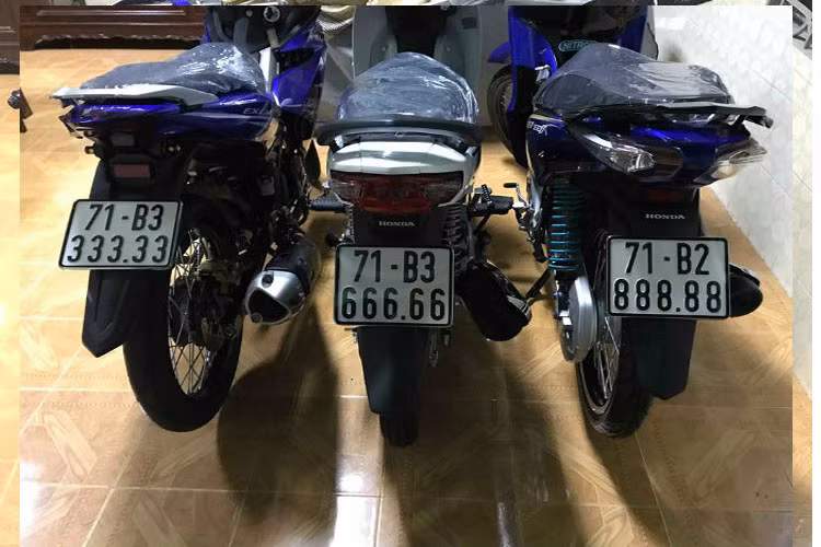 Dàn xe máy này thu hút được sự quan tâm của không ít người mê xe máy, nhất là những ai có thú vui sưu tầm xe máy biển đẹp, biển ngũ quý, biển sảnh. Trong ảnh là Yamaha Exciter (bên trái ngoài cùng), Honda Wave Alpha (giữa) và Honda Future 125i (bên phải ngoài cùng).