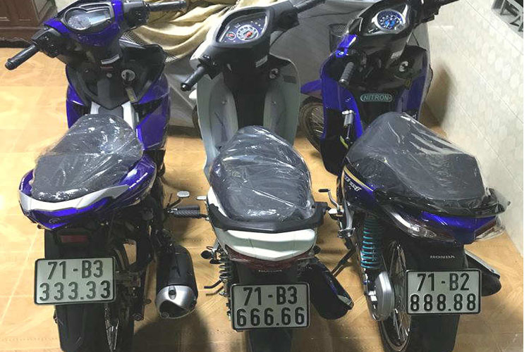 Bộ ba Yamaha Exciter (bên trái ngoài cùng) ngũ quý 3, Honda Wave Alpha (giữa) ngũ quý 6 và Honda Future 125i (bên phải ngoài cùng) ngũ quý 8 cực chất.