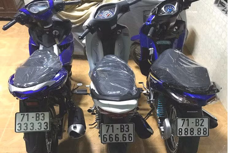 Bộ ba Yamaha Exciter (bên trái ngoài cùng) ngũ quý 3, Honda Wave Alpha (giữa) ngũ quý 6 và Honda Future 125i (bên phải ngoài cùng) ngũ quý 8 cực chất.