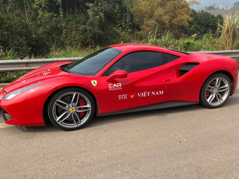 Ca sĩ Tuấn Hưng cũng được biết đến là một đại gia khá chịu chi cho những siêu xe giá khủng. Đồng hành cùng Car &amp; Passion 2018, Tuấn Hưng gây thu hút với siêu xe Ferrari 488 GTB trị giá gần 15 tỷ đồng.
