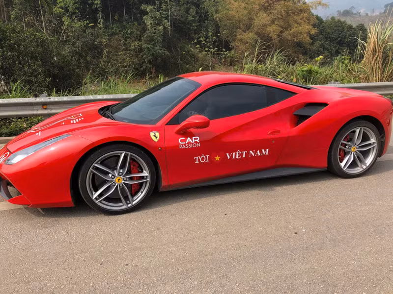 Ca sĩ Tuấn Hưng cũng được biết đến là một đại gia khá chịu chi cho những siêu xe giá khủng. Đồng hành cùng Car &amp; Passion 2018, Tuấn Hưng gây thu hút với siêu xe Ferrari 488 GTB trị giá gần 15 tỷ đồng.