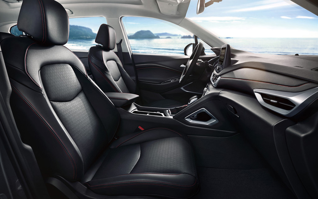 Hàng ghế trước và sau có nhiều cổng USB để đáp ứng nhu cầu kết nối và sạc pin. Ở phiên bản Redline, Orlando 2019 có đường chỉ khâu màu đỏ cùng logo chữ thập của hãng xe Chevrolet màu đen trên vô-lăng.