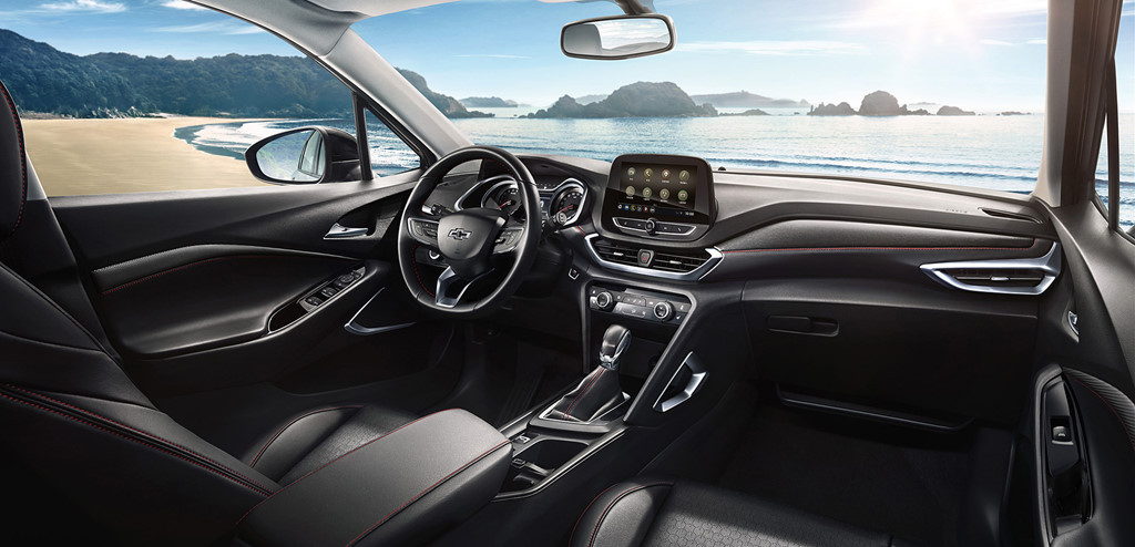 Nội thất được thiết kế lại hoàn toàn. Bảng điều khiển trung tâm góc nghiêng 10 độ giúp người dùng tương tác dễ dàng hơn. Màn hình giải trí trung tâm dạng cảm ứng, kích thước 8 inch. Vô-lăng thể thao 3 chấu tích hợp các nút bấm điều chỉnh nhanh. Xe có cửa sổ trời toàn cảnh.