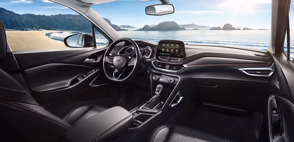 Nội thất được thiết kế lại hoàn toàn. Bảng điều khiển trung tâm góc nghiêng 10 độ giúp người dùng tương tác dễ dàng hơn. Màn hình giải trí trung tâm dạng cảm ứng, kích thước 8 inch. Vô-lăng thể thao 3 chấu tích hợp các nút bấm điều chỉnh nhanh. Xe có cửa sổ trời toàn cảnh.