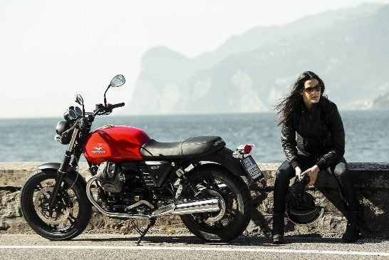 Moto Guzzi V7 Stone có dáng ngồi cổ điển, tay lái cao, yên xe bo tròn, giảm xóc đôi… tạo nên vẻ đẹp nhẹ nhàng nhưng cũng uy lực của V7 Stone. Xe sử dụng động cơ 4 thì V-twin dung tích 744 phân khối cho công suất 50 mã lực tại vòng tua máy 6.200 vòng/phút, mô-men xoắn cực đại 58 Nm tại 5.000 vòng/phút.