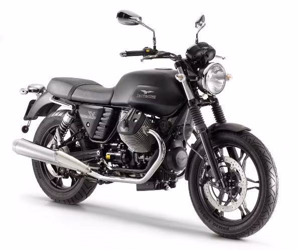 Moto Guzzi V7 Stone luôn được người dùng đánh giá cao nhờ sức hút khó cưỡng không chỉ từ phong cách thiết kế mang đậm chất retro, động cơ V-Twin mạnh mẽ đặt ngang mà còn bởi chính từ sự phong phú và độc đáo của những “bộ cánh” mới.