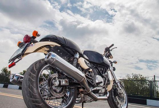 Ducati SportClassic có bản mẫu từ những chiếc xe đua cổ điển, nhưng được cách điệu lại theo dáng dấp một chiếc Retro phong cách với cỗ máy L-Twin Desmodue 2 xy-lanh góc nghiêng 90 độ dung tích 992cc cho công suất 91 mã lực đi cùng hộp số 6 cấp và vận tốc tối đa đạt 217km/h.