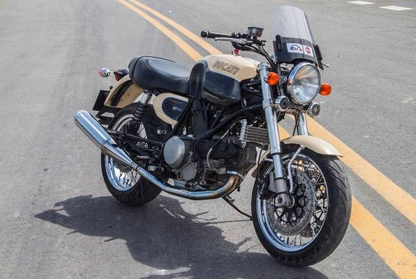 Ducati GT1000 là mẫu SportClassic cổ điển đã bị khai tử từ năm 2010, đây là một trong những mẫu Sport mang phong cách Retro, là đối thủ của những cái tên như Triumph Bonneville, Thruxton hay Moto Guzzi Griso.