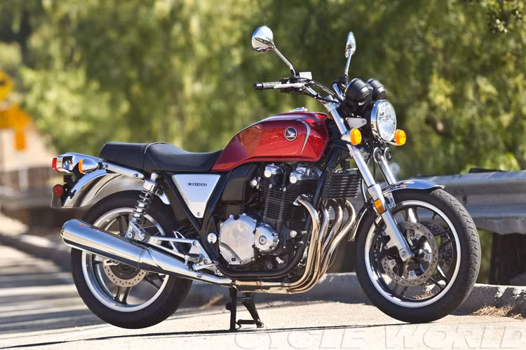 Một trong những mẫu xe môtô phân khối lớn cổ điển vẫn được yêu thích và ưa chuộng nhất hiện nay có thể kể đến Honda CB1100 ABS. Mẫu xe này được hổi sinh tại thị trường quê nhà Nhật Bản vào năm 2010 và cho đến nay nó vẫn bán rất chạy ở nhiều nước trên thế giới.