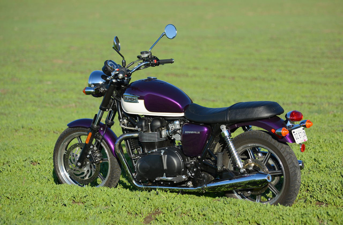 Triumph Bonneville T100 2013 mang thiết kế độc đáo, lấy cảm hứng từ chiếc Bonneville từng tràn ngập các con phố trong những năm 60 của thế kỷ 20. Tuy mang phong cách thiết kế cổ điển, nhưng Triumph Bonneville T100 2013 được hỗ trợ những công nghệ hiện đại nhất của Triumph.