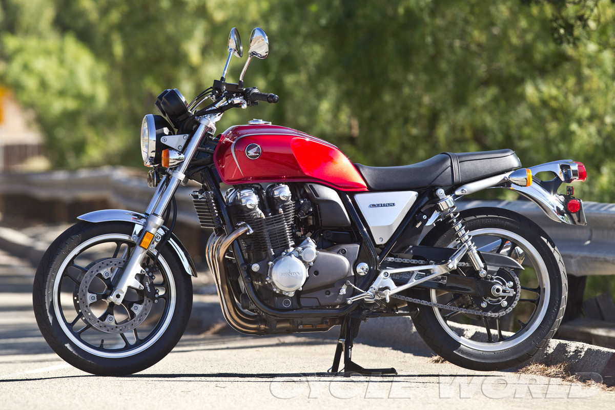 Honda CB1100 ABS sở hữu động cơ trên xe là loại 1.140 phân khối 4 xi-lanh thẳng hàng, công suất 88,5 mã lực tại vòng tua máy 7.500 vòng/phút, mô-men xoắn cực đại 93 mã lực tại 5.000 vòng/phút. Xe tích hợp ABS tiêu chuẩn cho thị trường châu Âu.