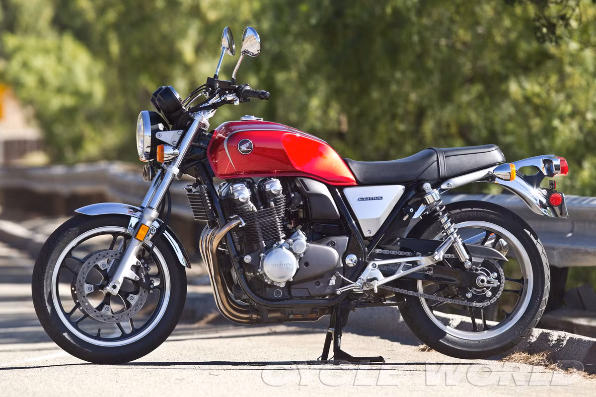 Honda CB1100 ABS sở hữu động cơ trên xe là loại 1.140 phân khối 4 xi-lanh thẳng hàng, công suất 88,5 mã lực tại vòng tua máy 7.500 vòng/phút, mô-men xoắn cực đại 93 mã lực tại 5.000 vòng/phút. Xe tích hợp ABS tiêu chuẩn cho thị trường châu Âu.