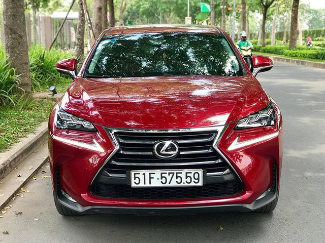 Chiếc xe sang Lexus NX200t 2016 được bán chính hãng với giá 2,439 tỷ đồng tại Việt Nam ngay thời điểm ra mắt vào năm 2015. Sau hơn 2 năm lăn bánh, chiếc xe được rao bán lại với giá 2,32 tỷ.
