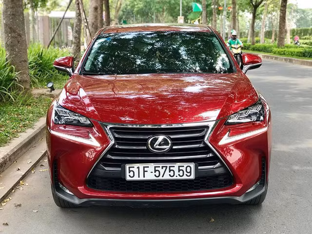 Chiếc xe sang Lexus NX200t 2016 được bán chính hãng với giá 2,439 tỷ đồng tại Việt Nam ngay thời điểm ra mắt vào năm 2015. Sau hơn 2 năm lăn bánh, chiếc xe được rao bán lại với giá 2,32 tỷ.