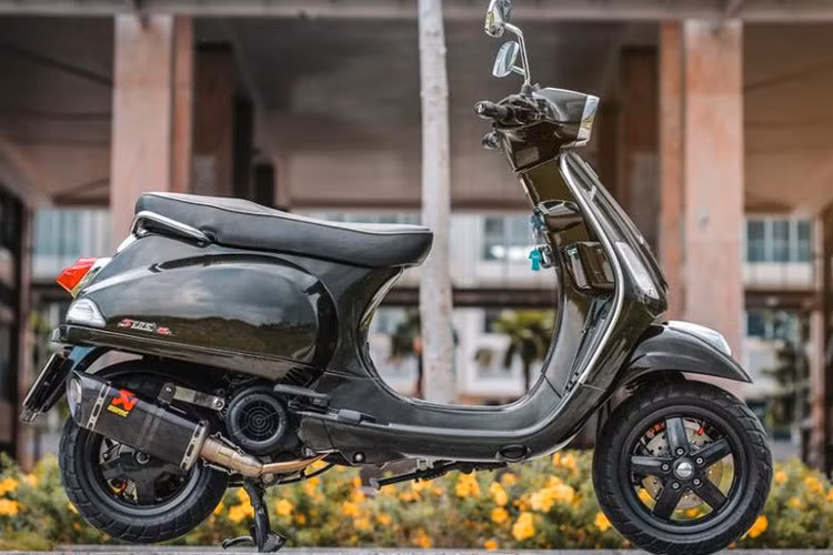 Với ngoại hình đen tuyền huyền bí, chiếc xe cũng được sơn lại bộ mâm đen Sporty để đem lại sự đồng bộ cho tổng thể.