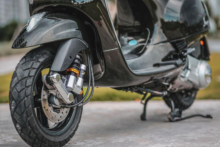 Sự thay đổi rõ rệt và đáng chú ý nhất trên bản độ này nằm ở phần dàn chân và đuôi xe. Bản độ được trang bị hệ thống giảm xóc một bên của Zelioni, cả phía trước và sau. Hệ thống giảm xóc này là loại lò xo, kết hợp bình hơi với các cấp tăng chỉnh chủ động, giúp người lái lựa chọn khả năng nhún/nảy của phuộc tuỳ vào từng hoàn cảnh khác nhau.