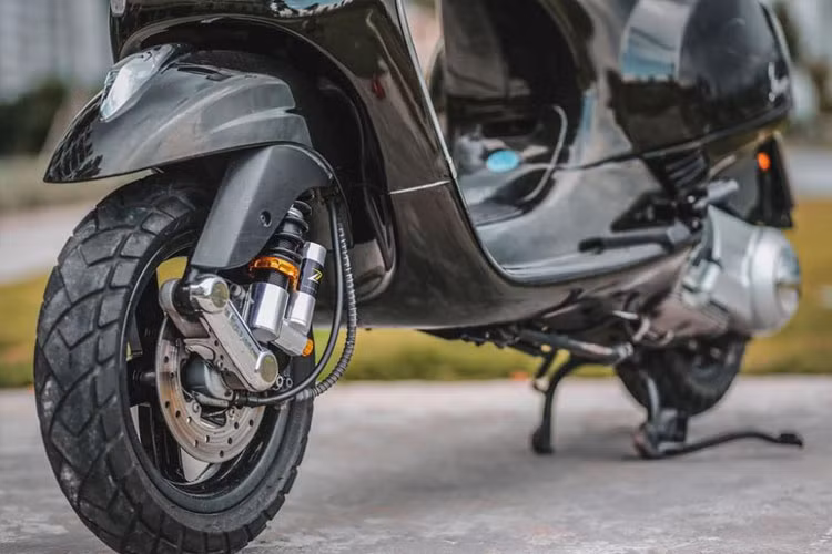 Sự thay đổi rõ rệt và đáng chú ý nhất trên bản độ này nằm ở phần dàn chân và đuôi xe. Bản độ được trang bị hệ thống giảm xóc một bên của Zelioni, cả phía trước và sau. Hệ thống giảm xóc này là loại lò xo, kết hợp bình hơi với các cấp tăng chỉnh chủ động, giúp người lái lựa chọn khả năng nhún/nảy của phuộc tuỳ vào từng hoàn cảnh khác nhau.