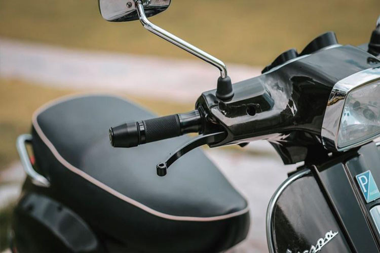 Về các chi tiết, đầu tiên phía trên đầu xe được trang bị tay thắng Zelioni bản dài, bao tay Zelioni tạo sự cứng cáp và thể thao mạnh mẽ khác với vẻ mềm mại, nữ tính của nguyên bản.