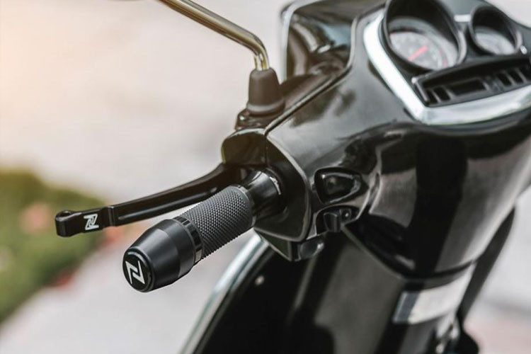 Cặp tay nắm và tay phanh của chiếc xe ga Vespa S độ này cũng được thay thế bằng đồ độ thường thường chỉ thấy ở những chiếc xe phân khối lớn. Mục đích chính là nâng cao khả năng cầm nắm tốt hơn, trải nghiệm phanh thật hơn và mang lại vẻ đẹp cá tính cho chiếc xe ga.