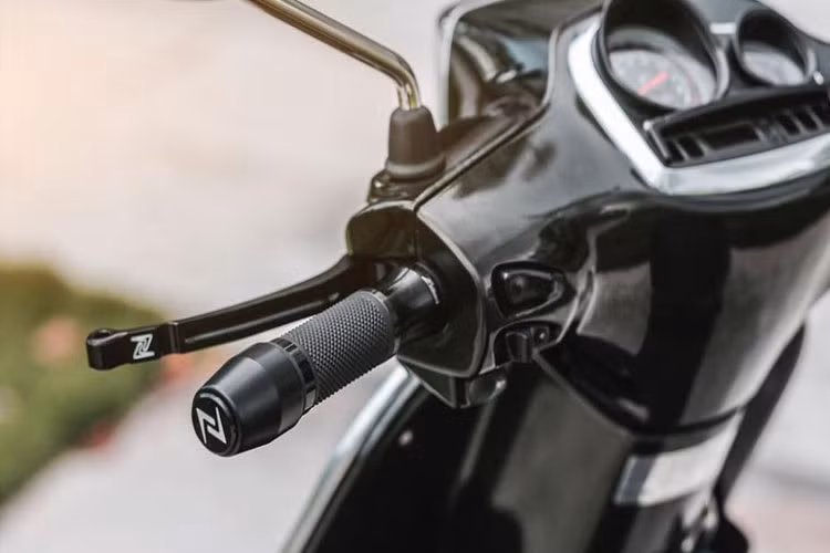 Cặp tay nắm và tay phanh của chiếc xe ga Vespa S độ này cũng được thay thế bằng đồ độ thường thường chỉ thấy ở những chiếc xe phân khối lớn. Mục đích chính là nâng cao khả năng cầm nắm tốt hơn, trải nghiệm phanh thật hơn và mang lại vẻ đẹp cá tính cho chiếc xe ga.