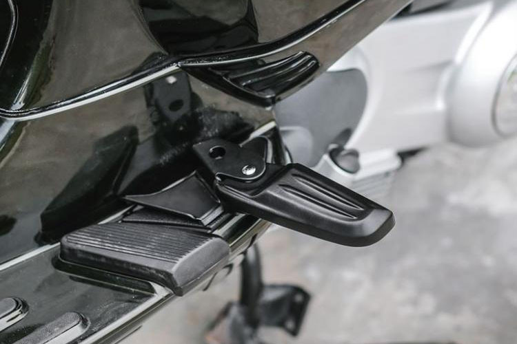 Bản độ Vespa S125 còn nâng cấp bộ gác chân CNC, có thể bật ra như một số mẫu tay ga truyền thống giúp người ngồi sau thoải mái hơn.