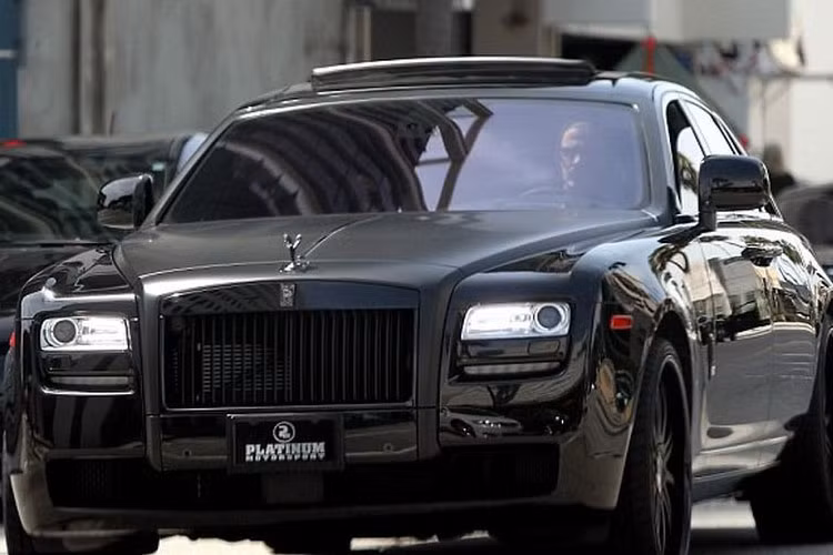 Có khá nhiều những chiếc xe màu đen xuất hiện trong bộ sưu tập siêu xe của David Beckham. Rolls-Royce Ghost cũng không ngoại lệ.