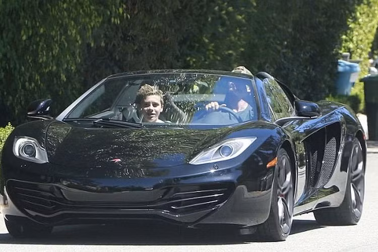 McLaren MP4-12C Spider màu đen, trang bị động cơ twin-turbo 3.8 lít và công suất 616 mã lực, mô-men xoắn cực đại 601 Nm cũng thuộc sở hữu của vị danh thủ này.