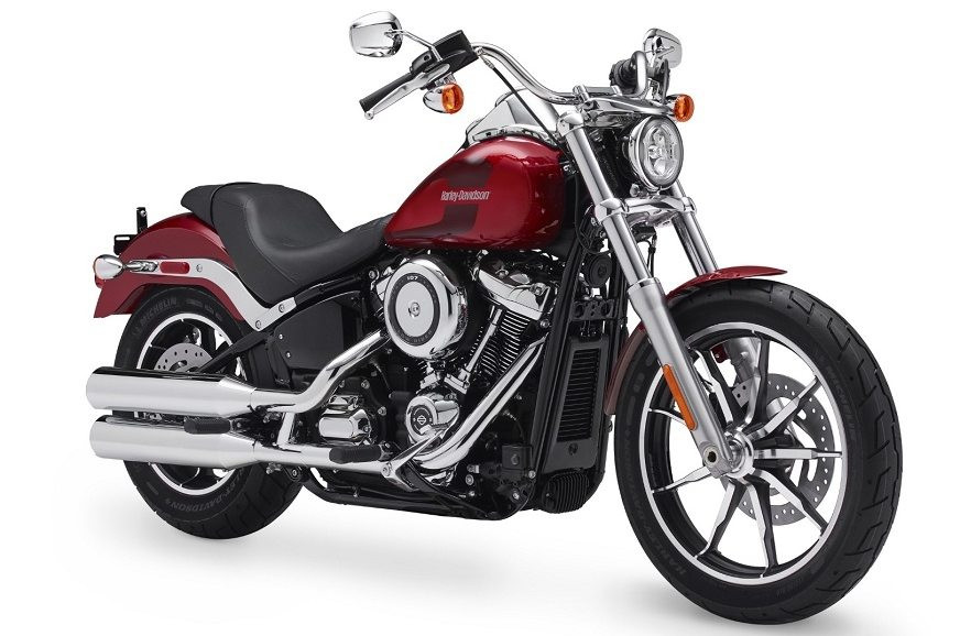 Hãng xe máy Harley-Davidson tiếp tục ra mắt hai mô hình mới trong dòng xe Softail 2018 - Harley-Davidson Softail Deluxe và Harley-Davidson Softail Low-Rider với giá bán từ 454 triệu đồng.
