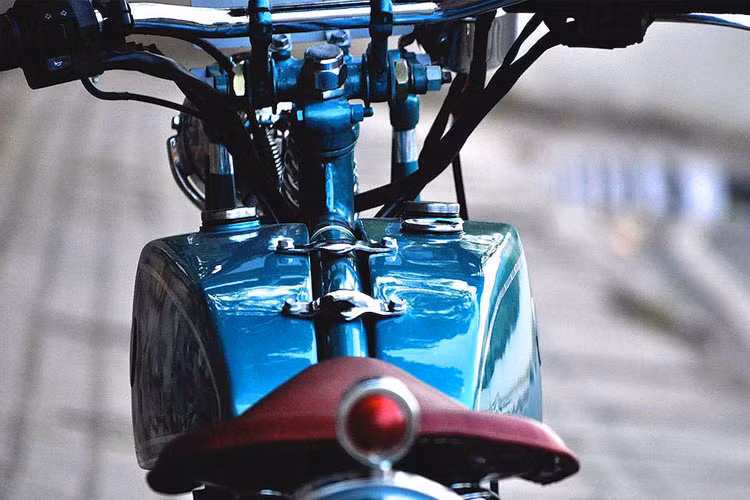 Một bình xăng kép cũng được gò lại và kẹp giữa gióng chính của gương, có hình tam giác dài và góc cạnh tương tự các dòng mô tô cổ.