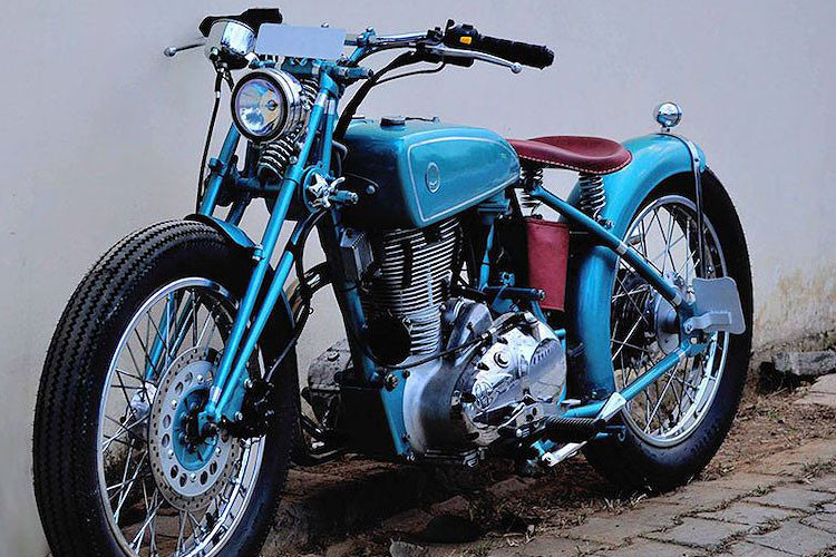 Từ ý tưởng biến xe Royal Enfield Classic trở thành một mẫu bobber hardtail cực chất như những chiếc xe Mỹ cùng thập niên 30-40 của Thế kỷ XX như Harley-Davidson hay Indian, xưởng độ Puranam Design tới từ Ấn Độ đã khiến dân chơi xe độ phải bất ngờ với bản độ hoàn thành thành công ngoài sức tưởng tượng.
