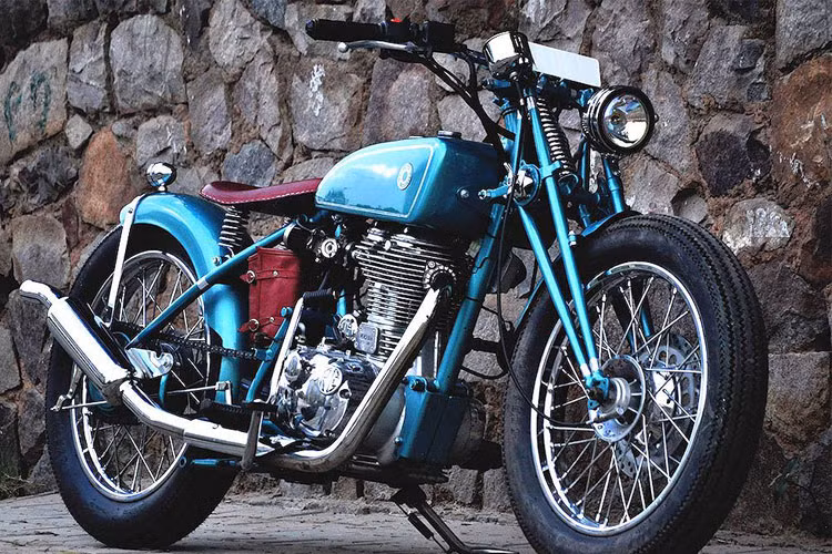 Ngoại hình xe thay đổi gần như hoàn toàn để trở nên hấp dẫn hơn. Nhiều chi tiết được loại bỏ, thay mới... để chiếc Royal Enfield Classic độ mang phong cách một chiếc xe bobber, ngoại trừ động cơ được giữ nguyên.