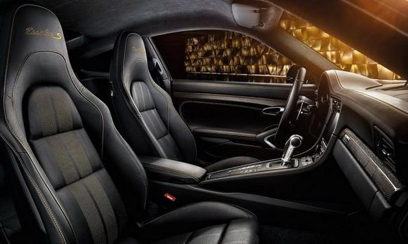 Bên trong khoang lái, chiếc Porsche 911 Turbo S này của đại gia Bình Dương có nội thất màu đen. Nguồn ảnh: Xe Bình Dương.