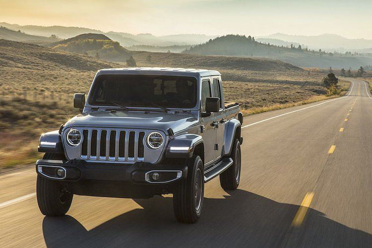 Dù là xe bán tải nhưng thương hiệu ôtô Gladiator chỉ tung duy nhất trên thị trường bản thiết kế mui trần theo tùy chọn mui cứng hoặc mui mềm, cũng như kính chắn gió trước gập xuống được và cửa xe có thể tháo rời.