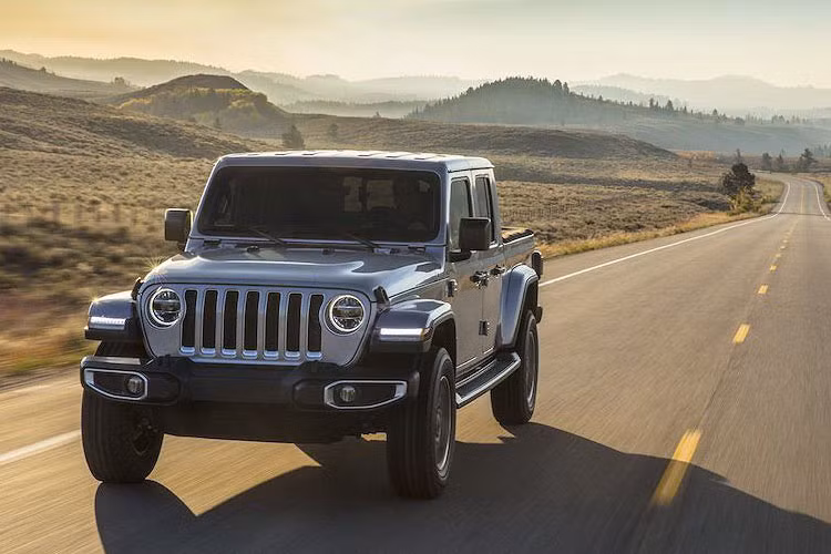 Dù là xe bán tải nhưng thương hiệu ôtô Gladiator chỉ tung duy nhất trên thị trường bản thiết kế mui trần theo tùy chọn mui cứng hoặc mui mềm, cũng như kính chắn gió trước gập xuống được và cửa xe có thể tháo rời.